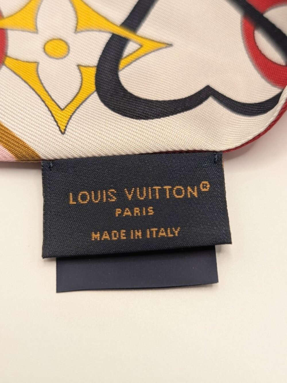 Louis Vuitton Bandeau BB Silk Scarf | My True LV Heart Monogram | Red & White - Picture 5 of 8